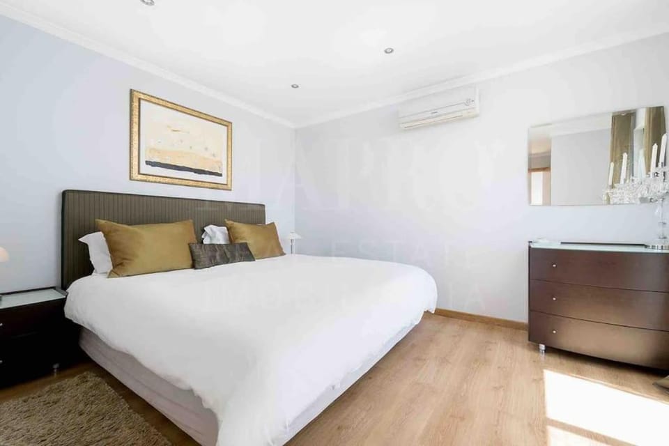Stunning 3 bed Villa in Vale do Lobo with Resort Membership 3 mins From Beach and Golf Apartment in Faro District