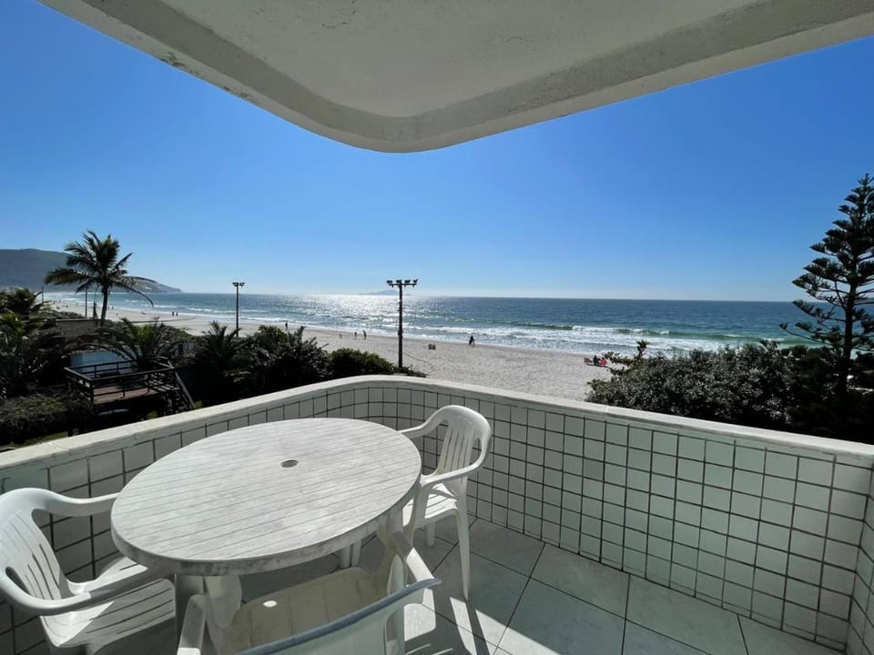 Apartamento para 4 pessoas, frente ao mar Apartment in Florianopolis