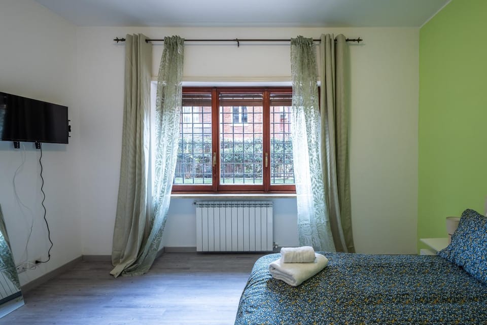 Communal lounge/ TV room, Bed, TV and multimedia, Living room, Photo of the whole room, Seating area, Evening entertainment, Bedroom, towels