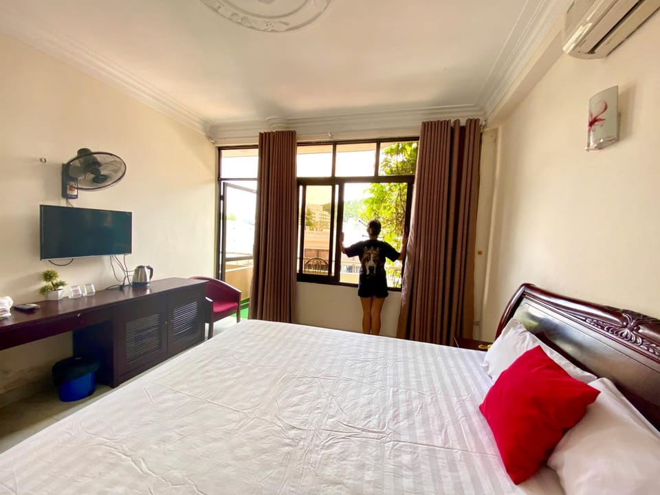 Bed, Balcony/Terrace, Bedroom, City view, Mountain view, Street view