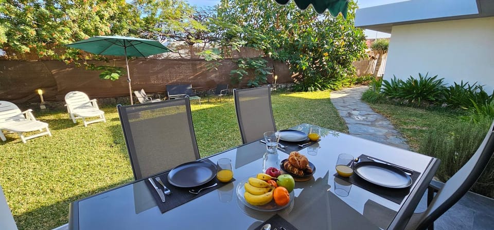Garden, Food and drinks, Dining area, Garden view