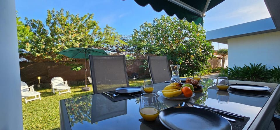 Garden, Food and drinks, Dining area, Garden view