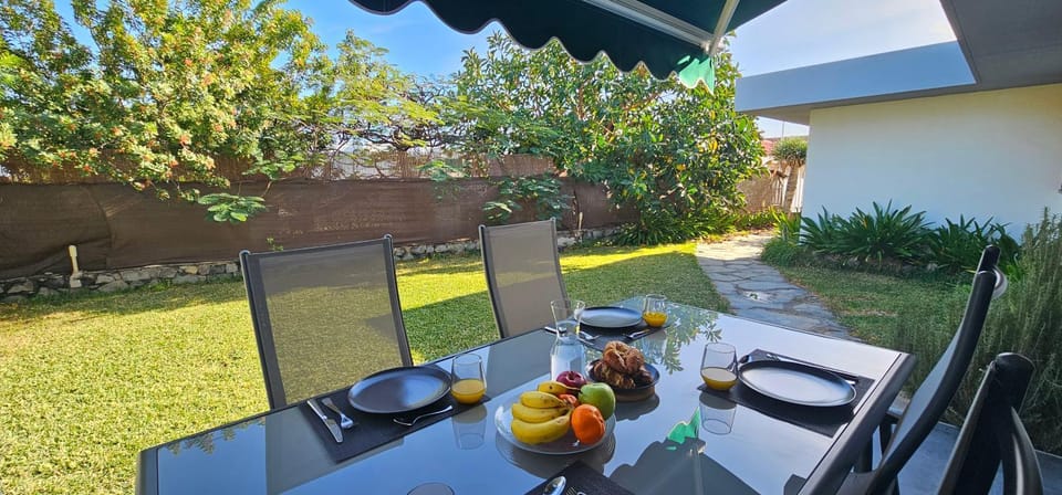Day, Garden, Food and drinks, Dining area, Garden view