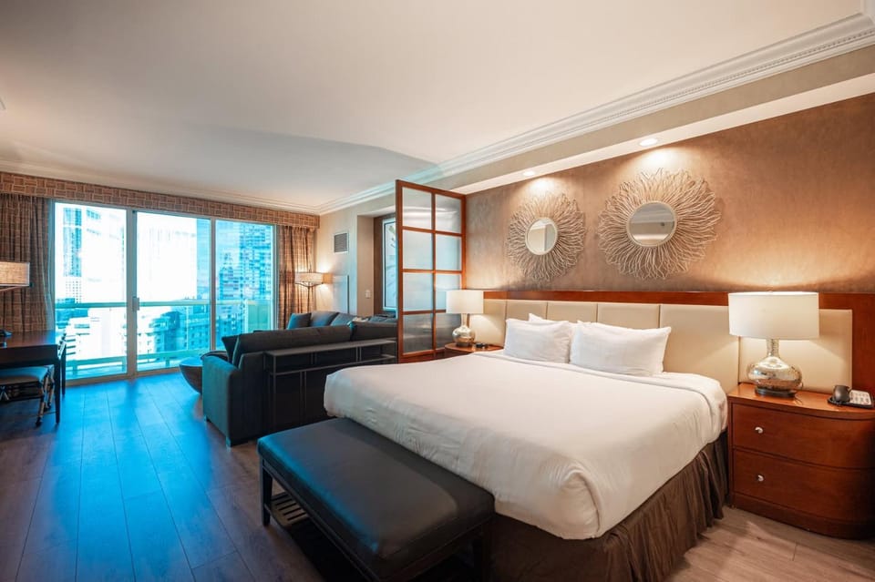 No Resort Fee Strip View Balcony+ Free Valet+ Pool House in Las Vegas Strip