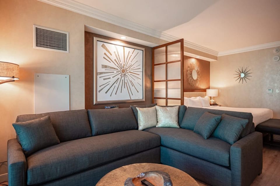 No Resort Fee Strip View Balcony+ Free Valet+ Pool House in Las Vegas Strip