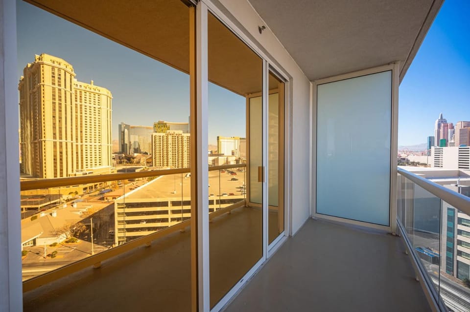 No Resort Fee Strip View Balcony+ Free Valet+ Pool House in Las Vegas Strip