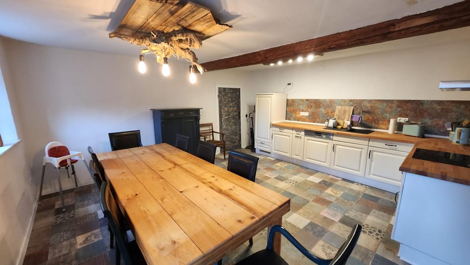 Kitchen or kitchenette, Seating area