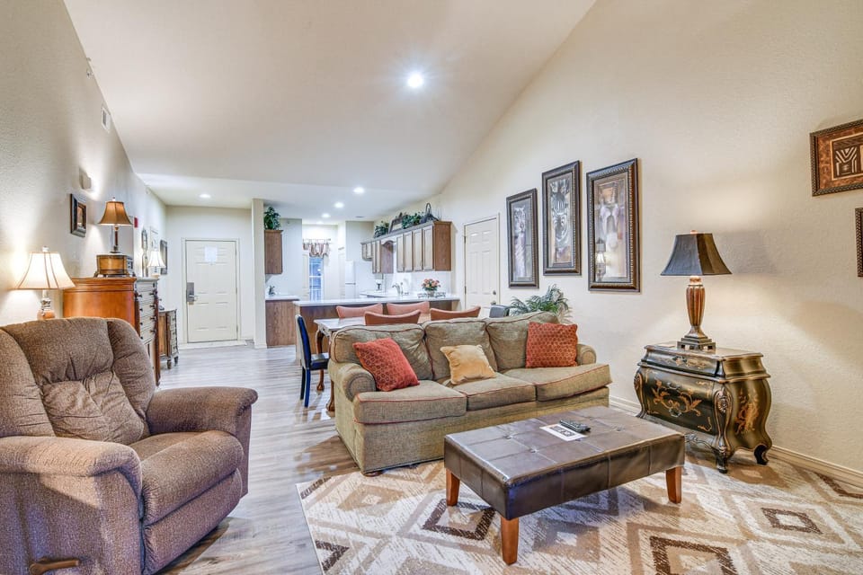 Branson Condo: Private Balcony, 1 Mi to Strip! House in Branson