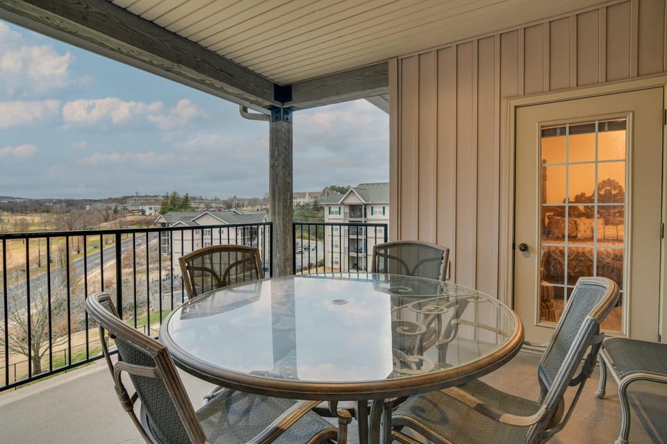 Branson Condo: Private Balcony, 1 Mi to Strip! House in Branson