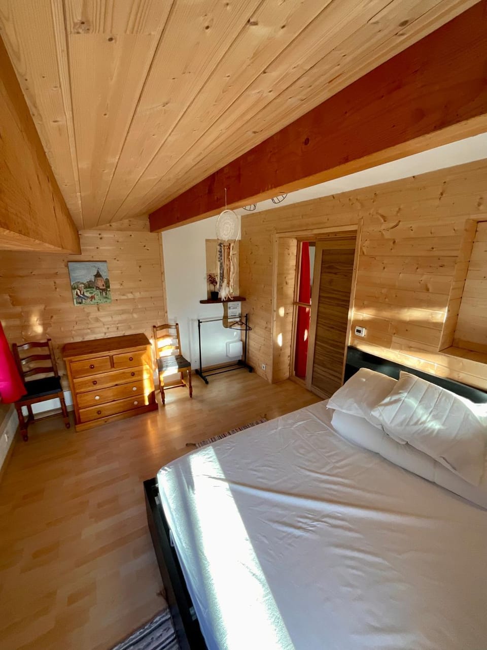Photo of the whole room, Bedroom
