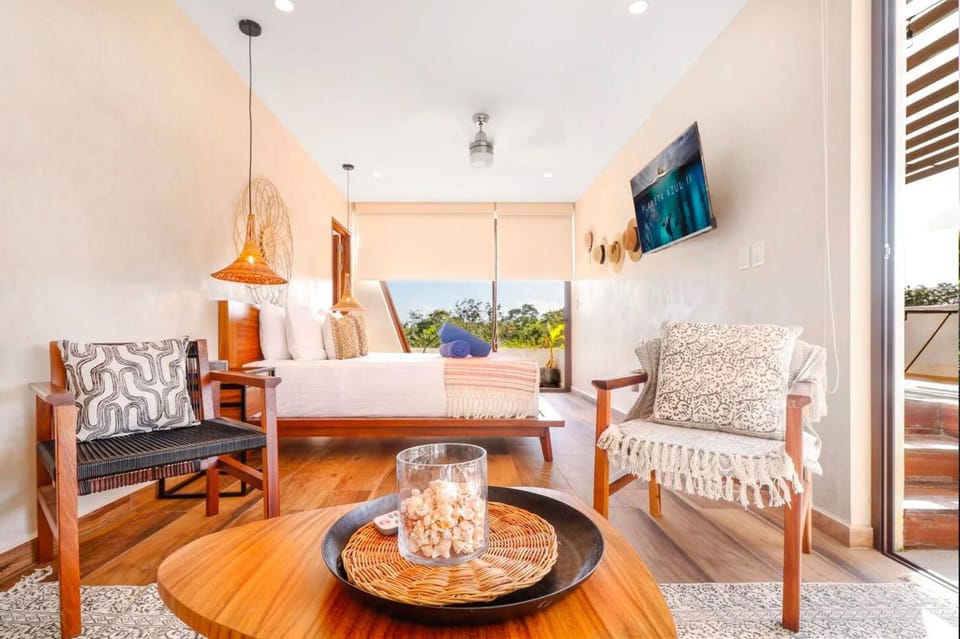 Bed, TV and multimedia, Photo of the whole room, Seating area, Bedroom