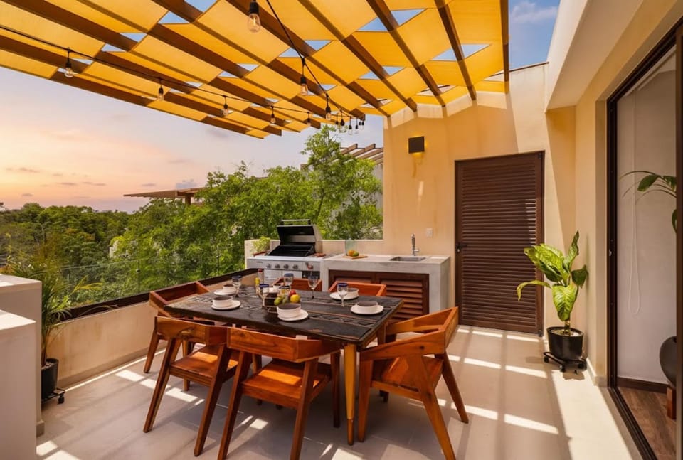 View (from property/room), Balcony/Terrace, Seating area, Dining area