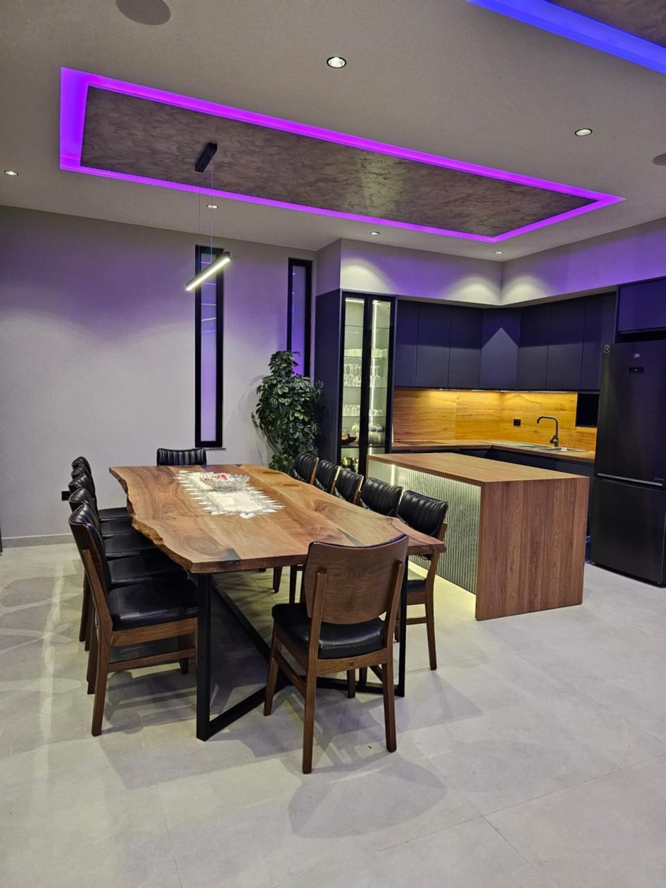 Kitchen or kitchenette, Seating area, Dining area
