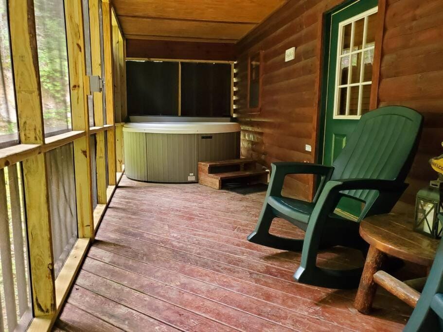 Hot Tub, Seating area