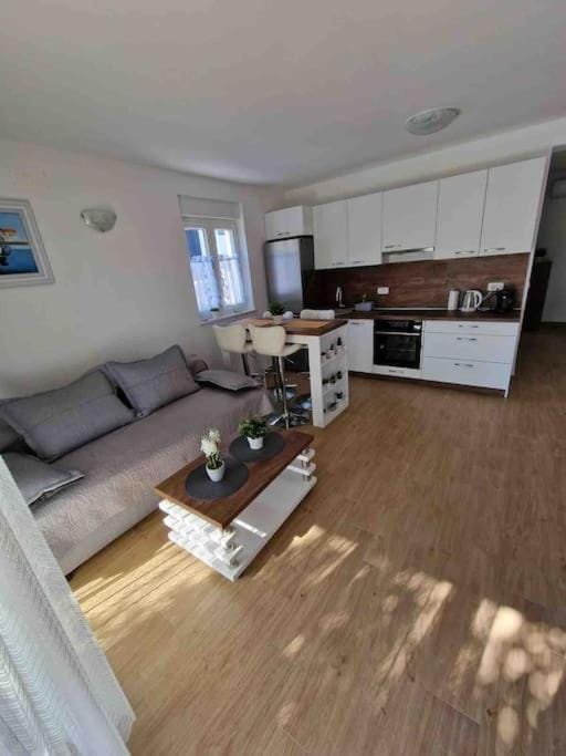 Zoran brand new apartment-Garden Apartment in Novalja