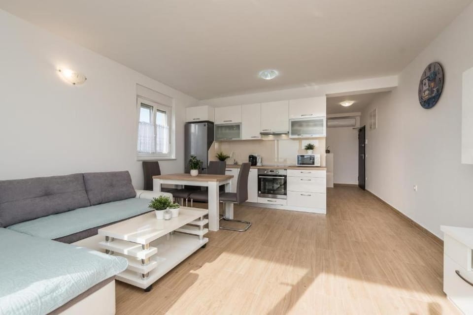 Zoran brand new apartment-Garden Apartment in Novalja