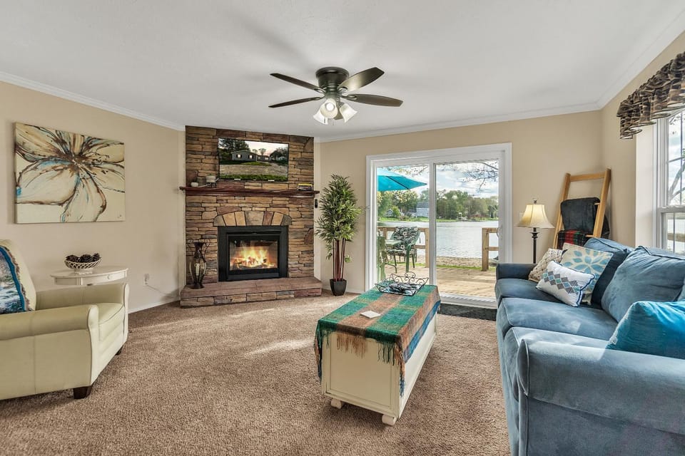 Living room, fireplace, flat iron