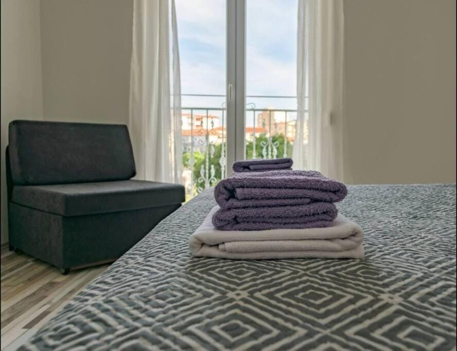 Bed, Bedroom, towels