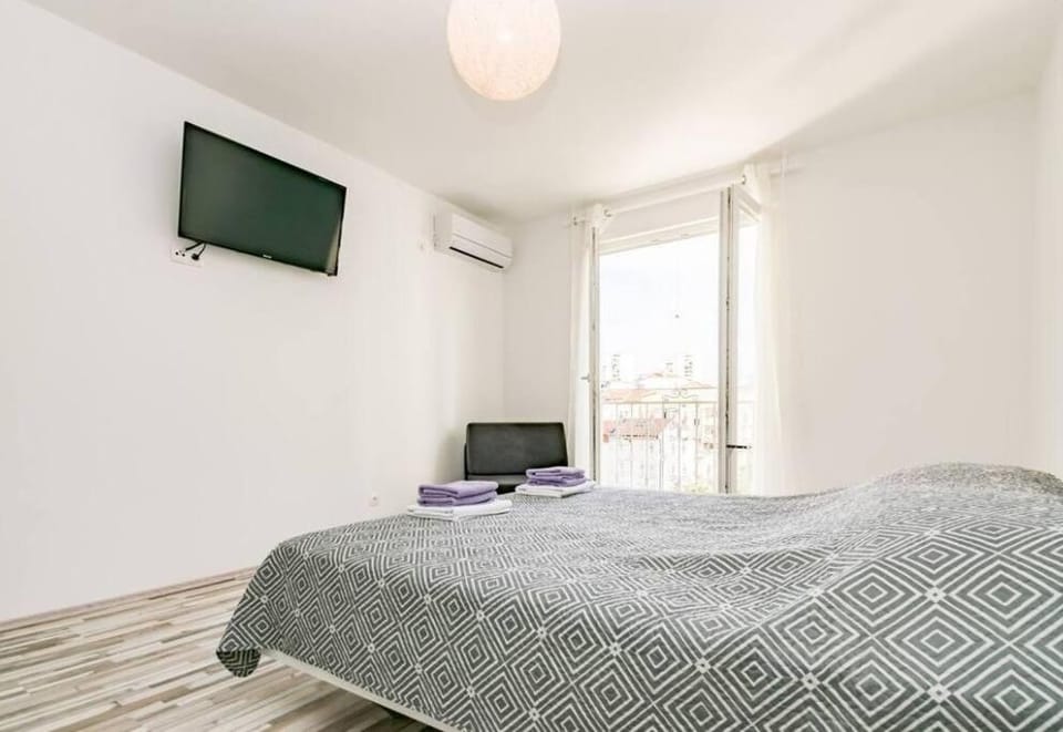 Bed, TV and multimedia, Bedroom, air conditioner