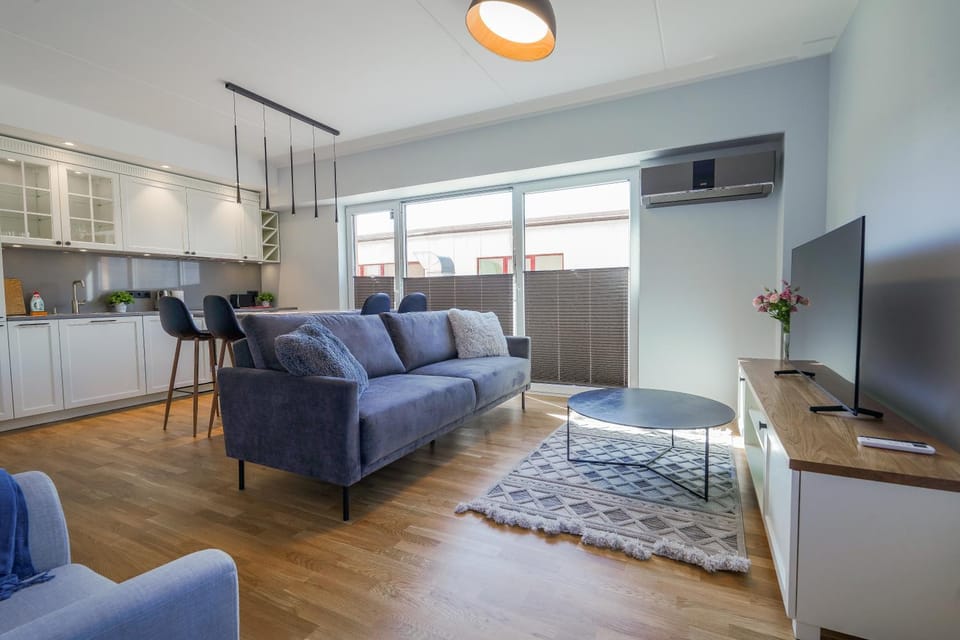 TV and multimedia, Kitchen or kitchenette, Living room, Seating area, Dining area