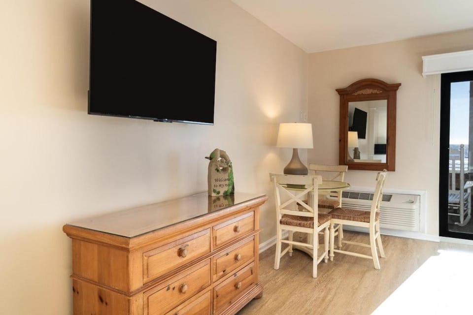 Escape and Enjoy 1st Floor Oceanfront Dune Room Apartment in South Carolina