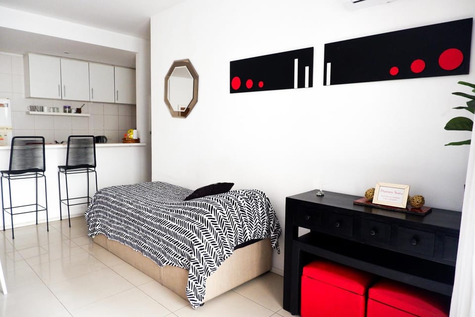 Bed, Photo of the whole room, Seating area, Dining area, Bedroom