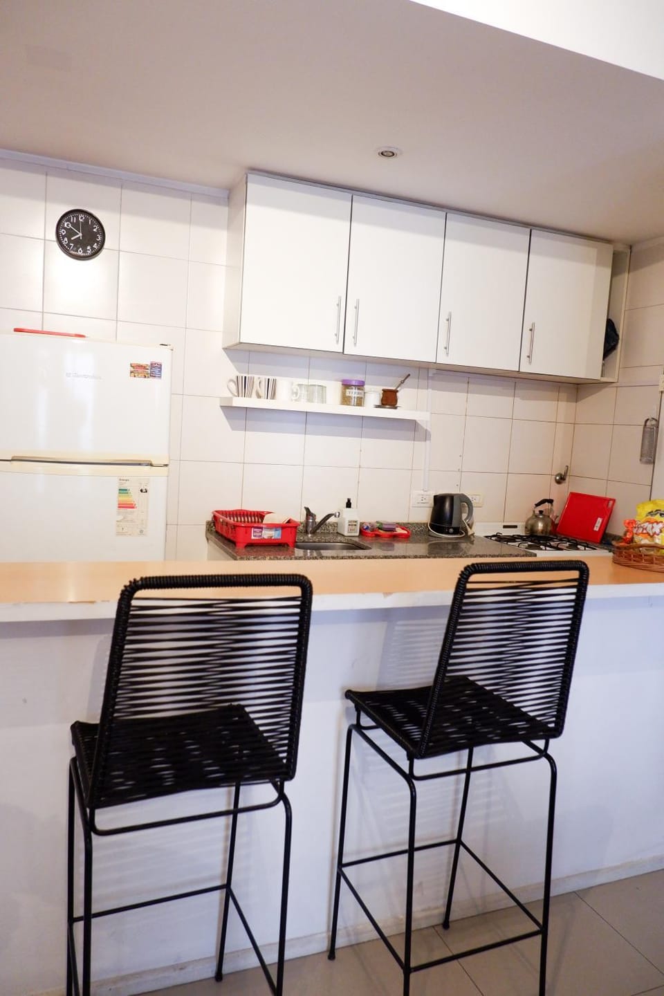Coffee/tea facilities, Kitchen or kitchenette, Dining area, stove