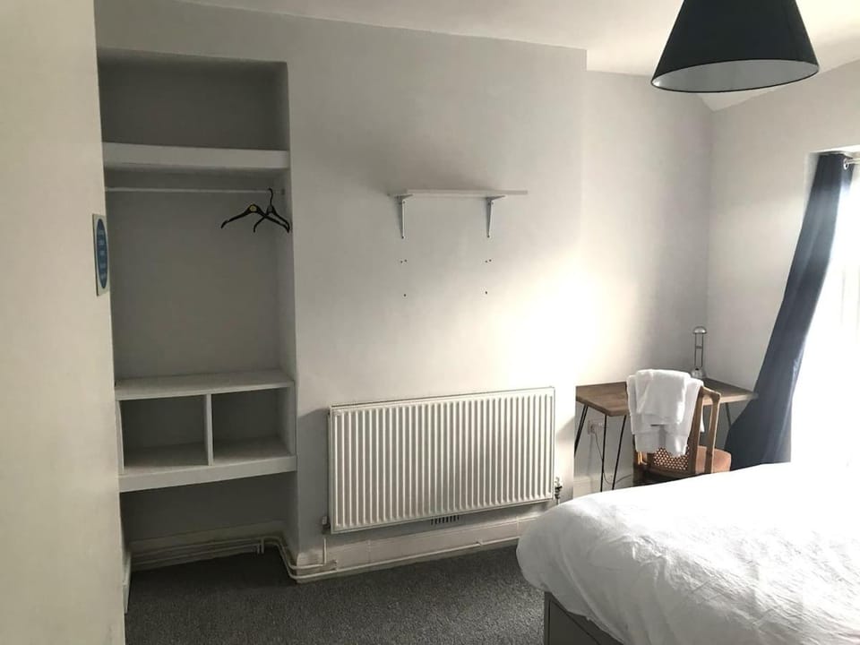 Budget Room in Mount Pleasant, shared bathroom R4 Vacation rental in Swansea