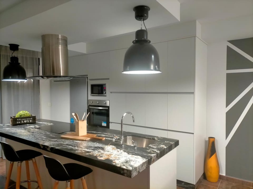 Kitchen or kitchenette, Dining area, dishwasher, minibar, pet friendly, stove