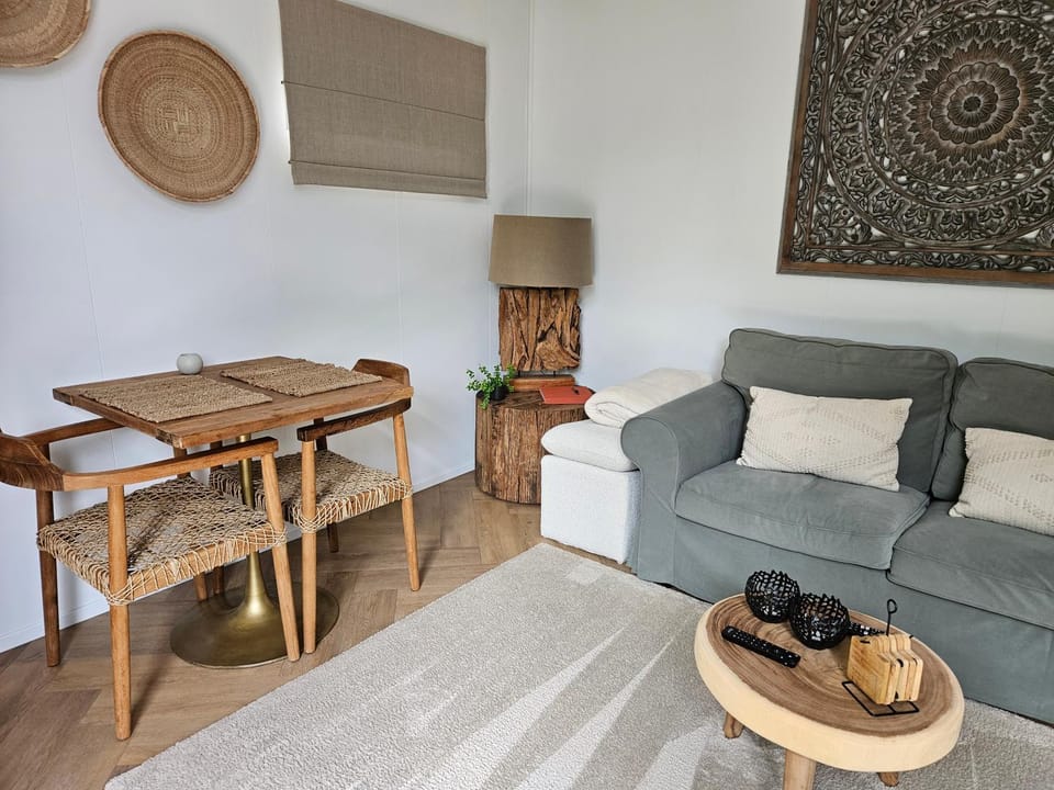 TV and multimedia, Living room, Seating area, Dining area, furniture, internet, air conditioner