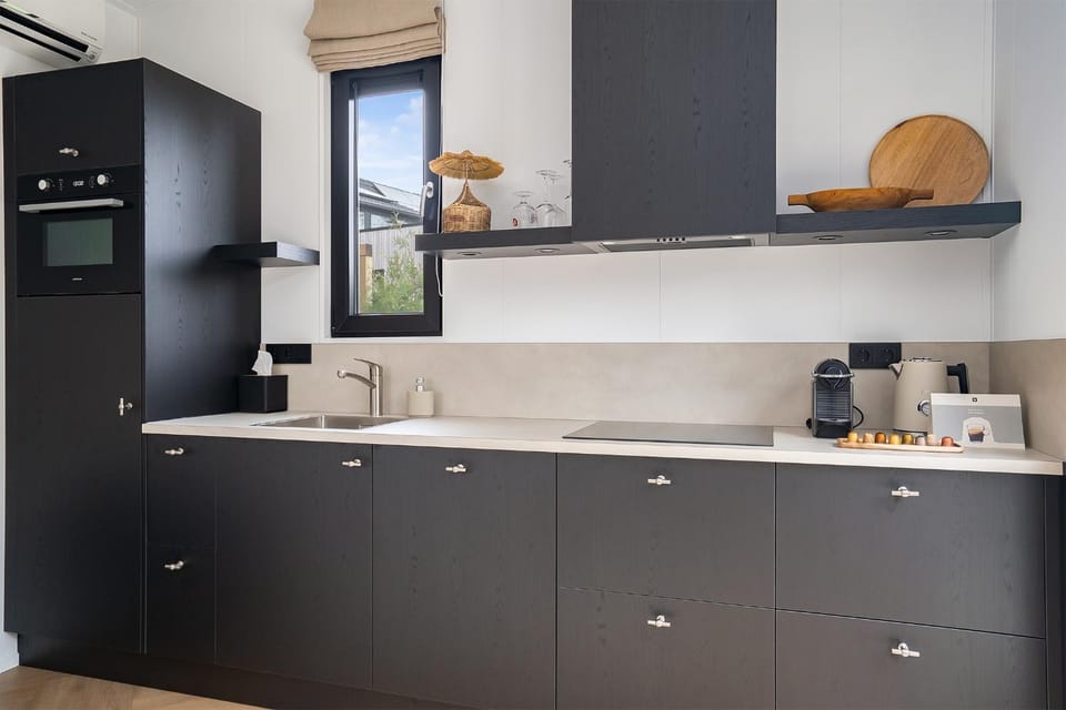 Coffee/tea facilities, Kitchen or kitchenette, dishwasher, microwave, oven, stove, toaster