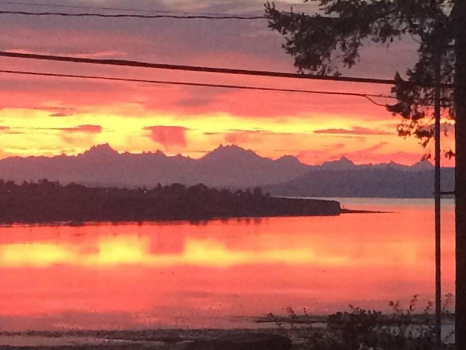 Nearby landmark, Mountain view, Sea view, Sunrise