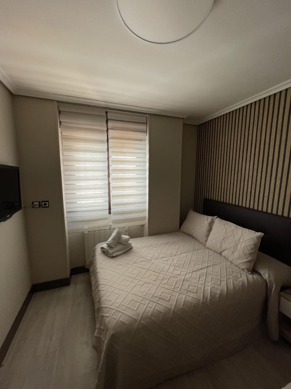 Bed, TV and multimedia, Photo of the whole room, Bedroom, towels