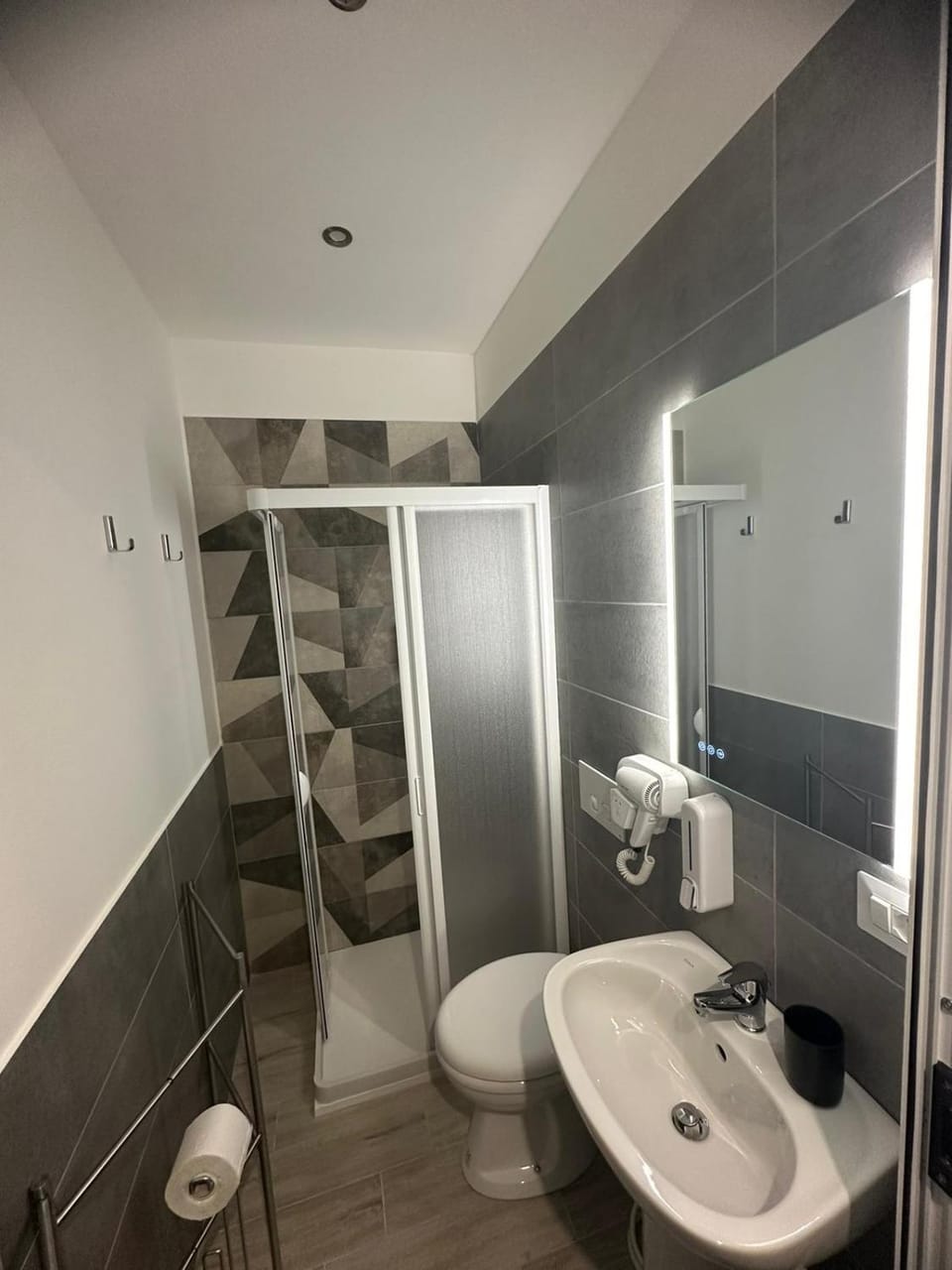 Shower, Toilet, Bathroom, towels