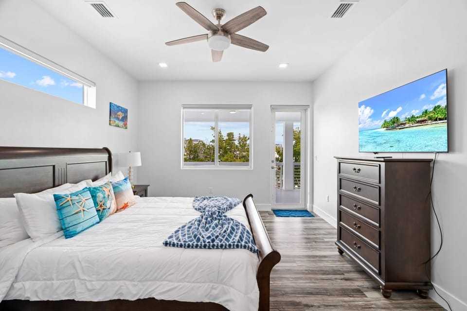 Luna Light ~ Waterfront ~ Pool ~ Dock ~ Views House in Key Colony Beach