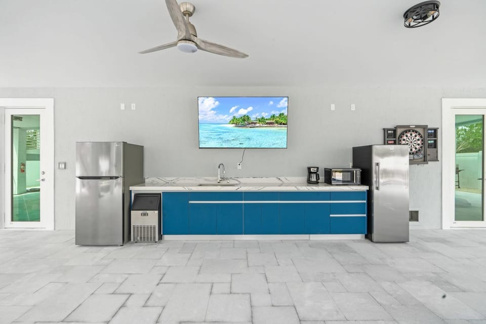 Luna Light ~ Waterfront ~ Pool ~ Dock ~ Views House in Key Colony Beach