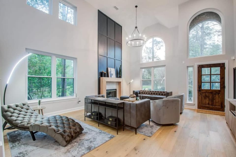 Luxury Mansion Dream Home - 6 Bed Pool Grill House in The Woodlands