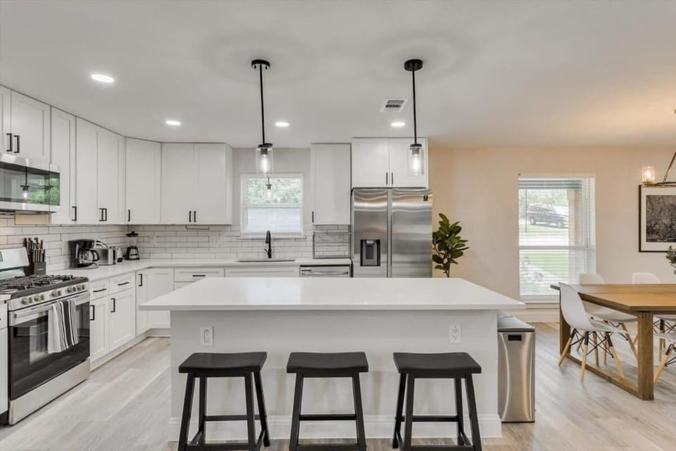 Gorgeous Sunny Home for Big Groups w Private Pool House in Garland