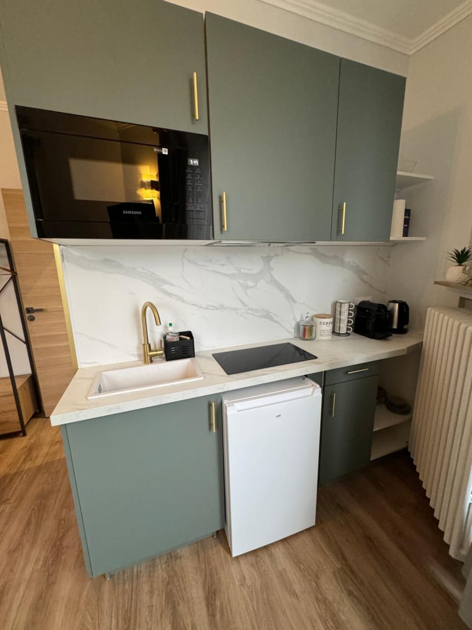 Coffee/tea facilities, Kitchen or kitchenette, oven, pet friendly, stove, kitchen