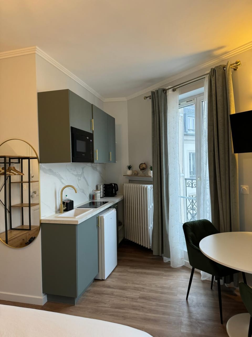 Kitchen or kitchenette, Dining area, minibar, oven, stove