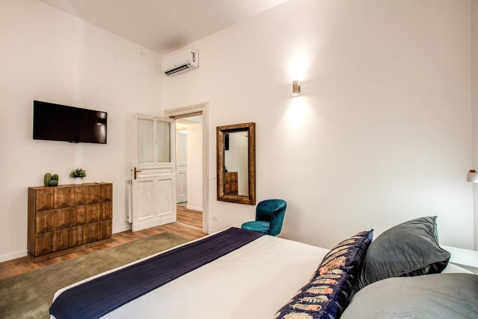 Bed, TV and multimedia, Photo of the whole room, Bedroom
