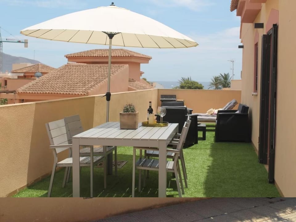 Property building, Day, Balcony/Terrace