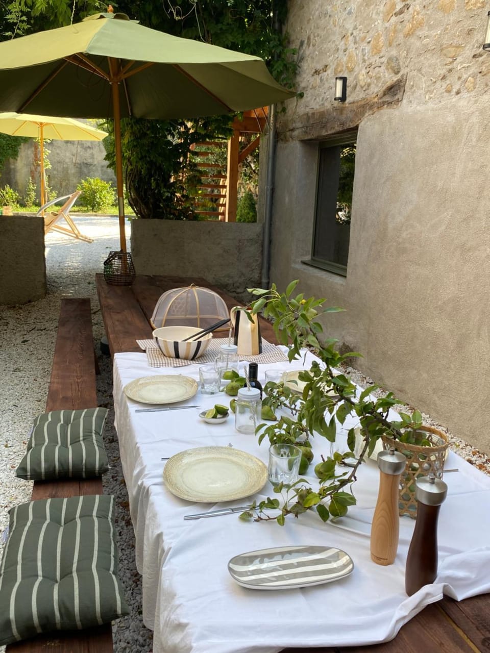 Patio, Day, Garden, Food and drinks, Seating area, Dining area, Garden view, Drinks
