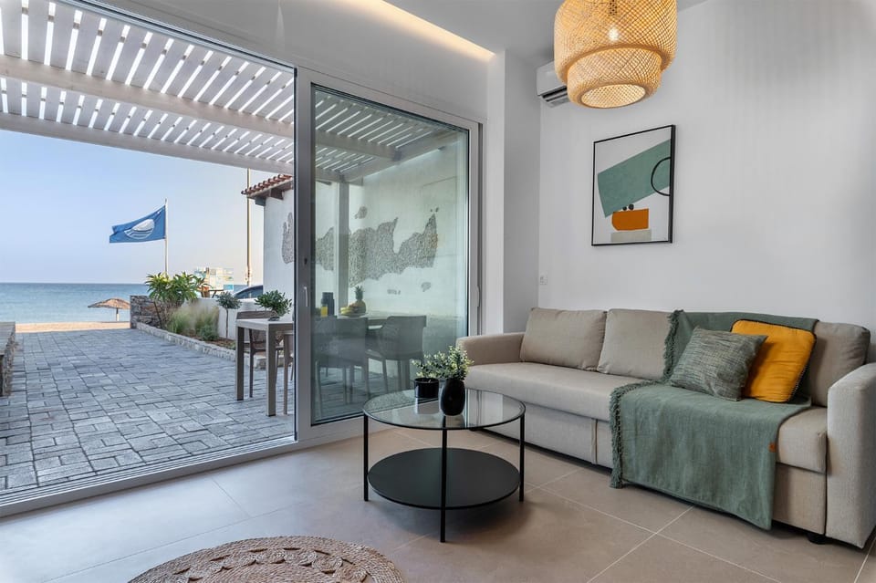 Natural landscape, View (from property/room), Balcony/Terrace, Living room, Seating area, Sea view