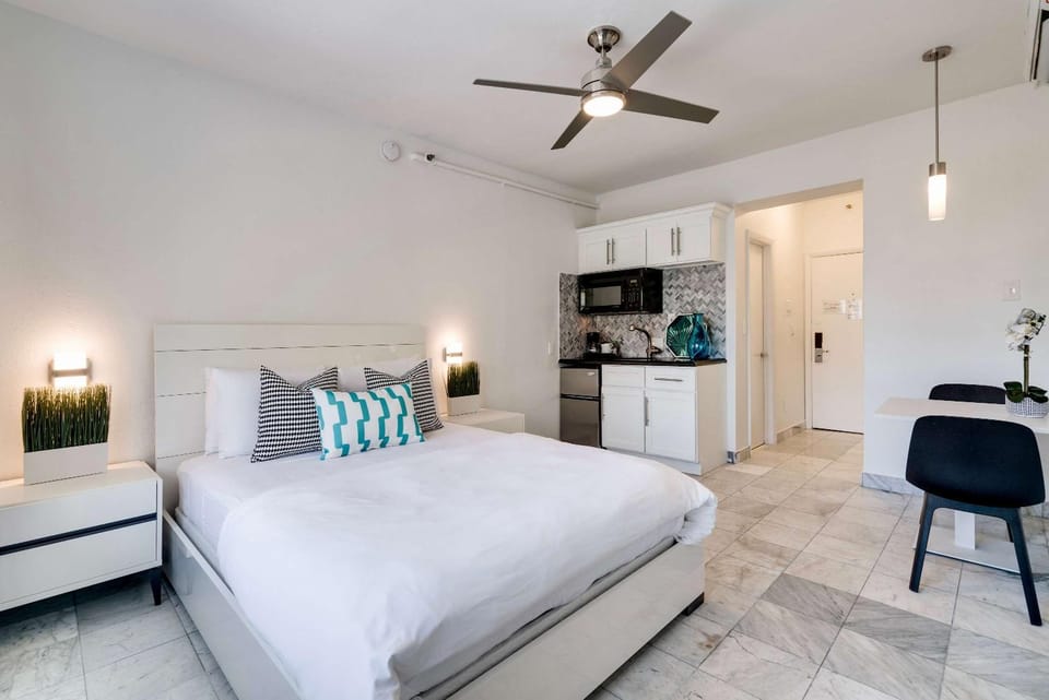 Best Beach Location - Wi-Fi, TV & Amenities 103 House in Flamingo Lummus