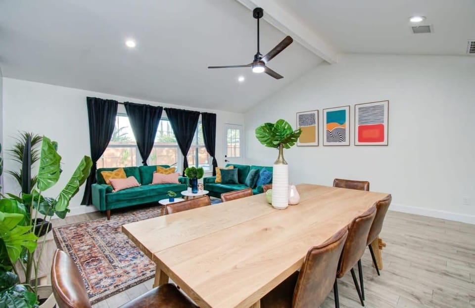 Friendswood Getaway - 5 Bedrooms + Pool + Patio House in League City