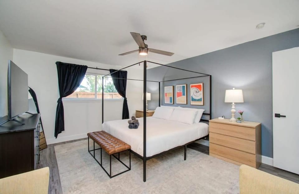 Friendswood Getaway - 5 Bedrooms + Pool + Patio House in League City