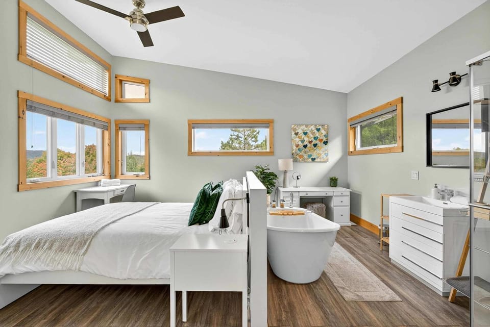 Maison contemporaine Tremblant- Spa & tranquillité Chalet in Ontario