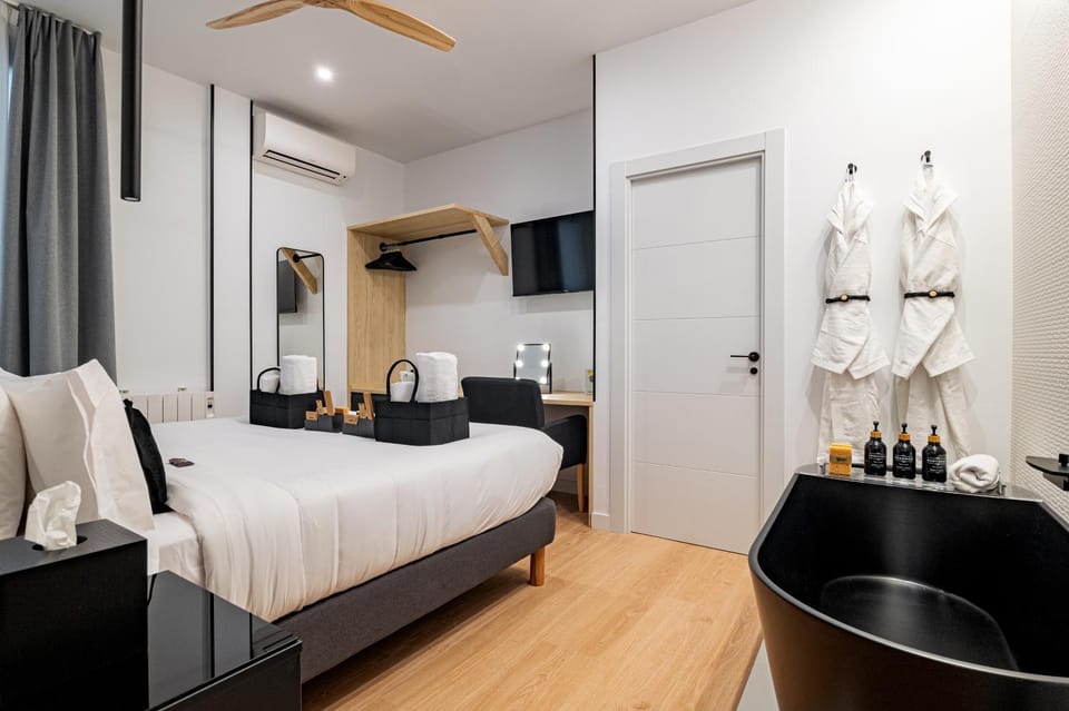 Bed, TV and multimedia, Photo of the whole room, Bedroom, Bath, towels, wardrobe