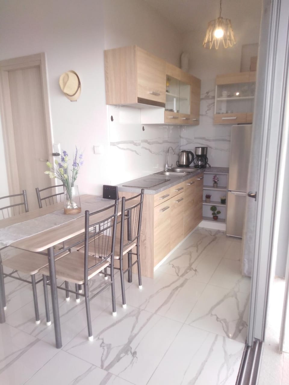 Coffee/tea facilities, Kitchen or kitchenette, Dining area, stove